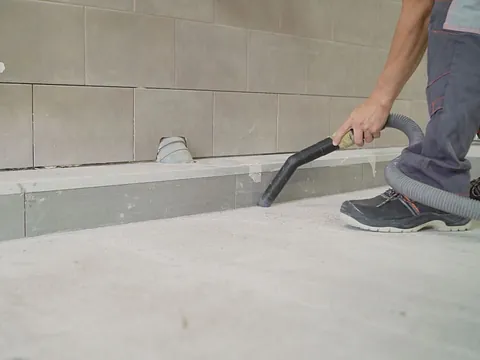 Persona aspirando polvo luego de obras